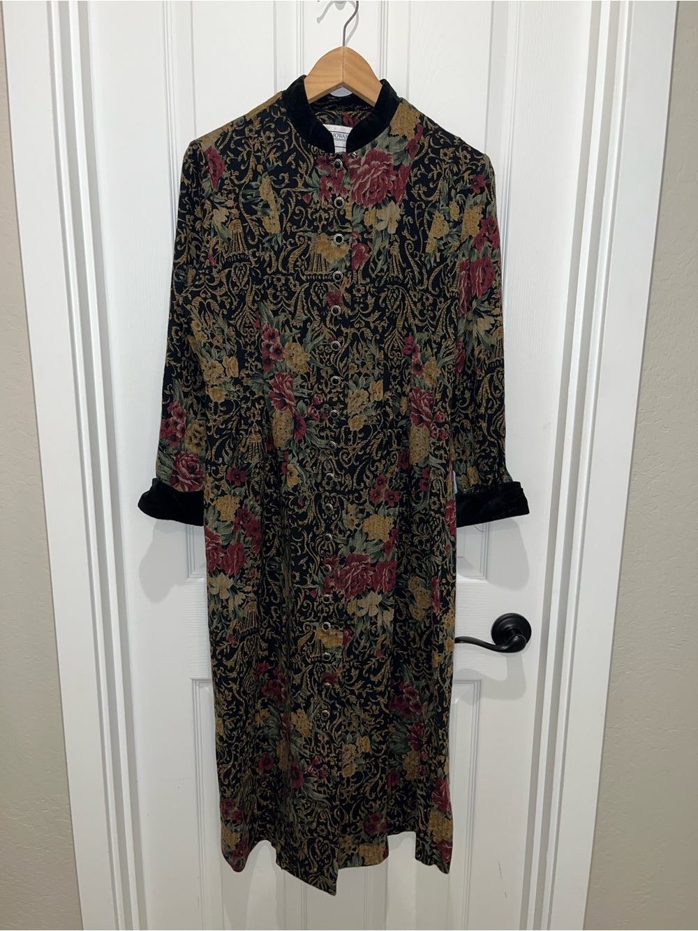 80'sJ VTG Jessica Howard Black Tapestry style Floral Long Sleeve Midi Dress